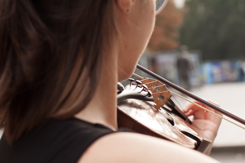 woman playing violin